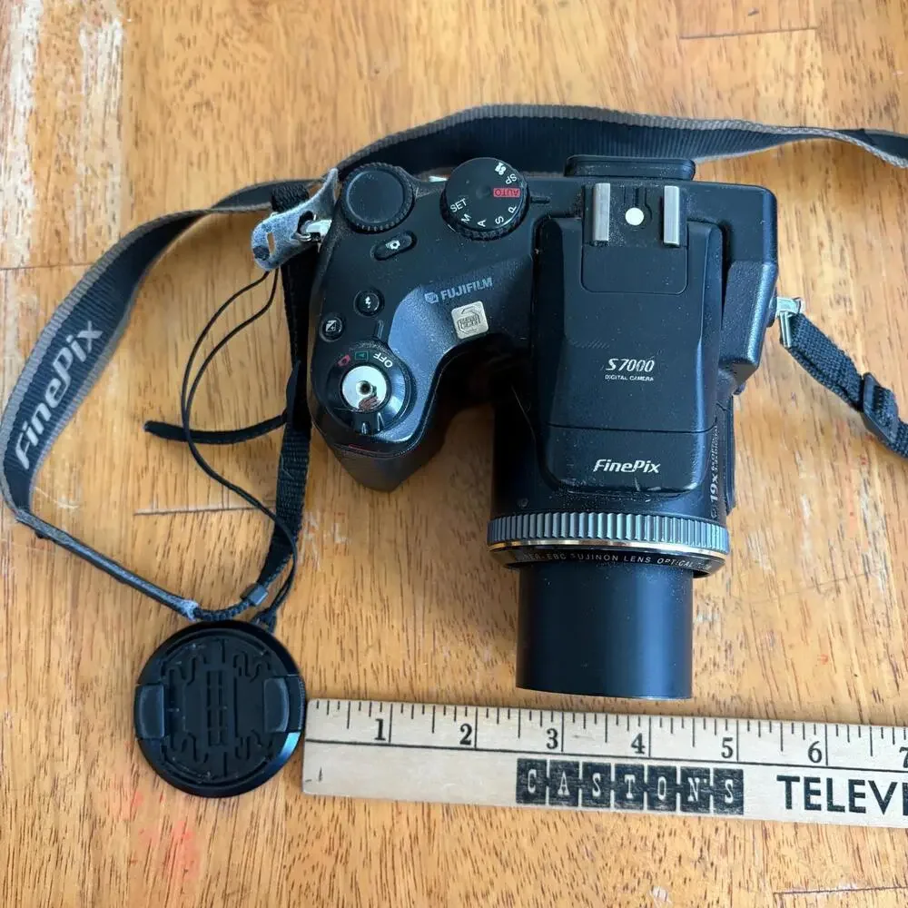 Fujifilm FinePix S7000 Digital Camera 19X Zoom CF XD Cards For Parts Repair